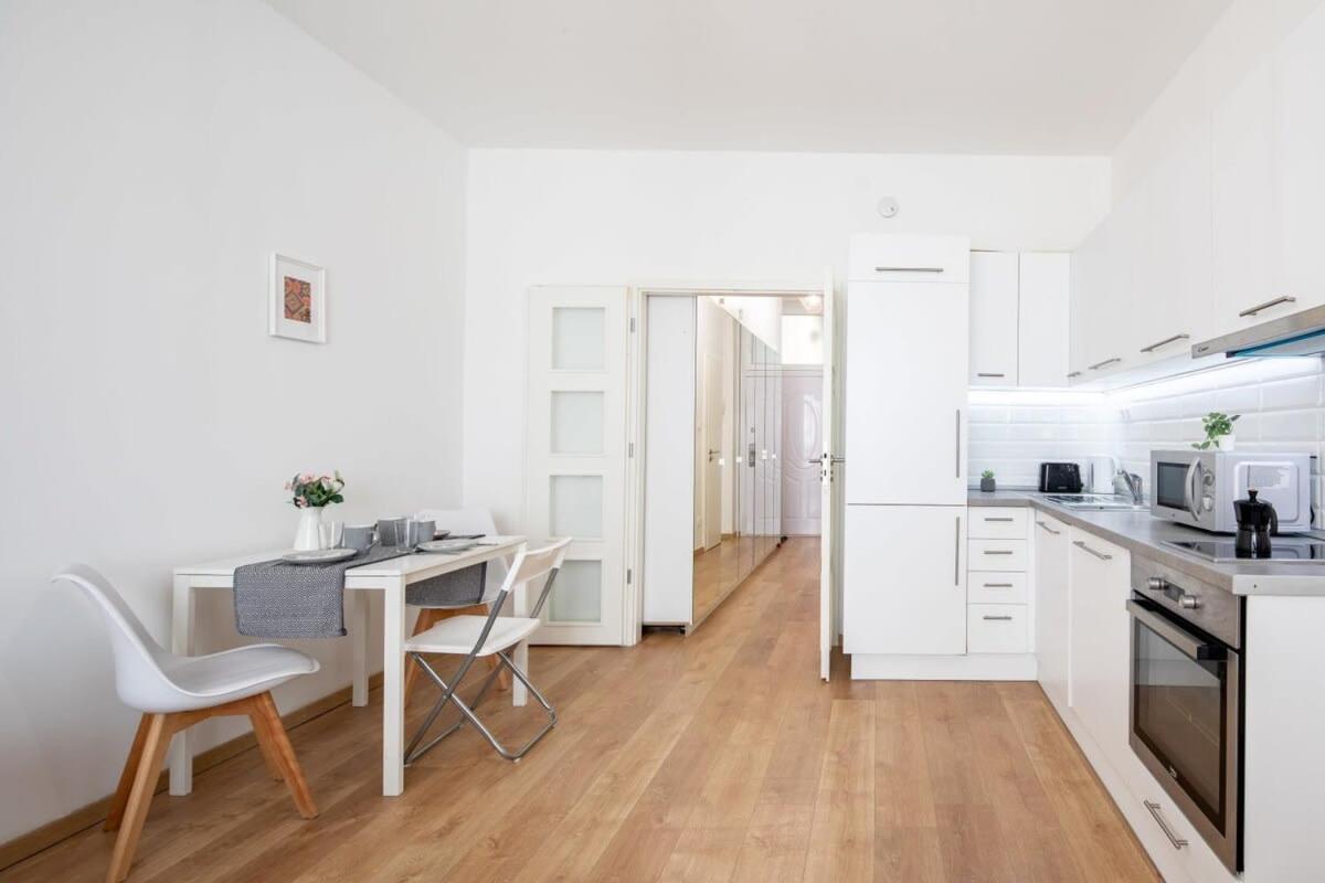 - Fresh With Balcony Apartment Budapest